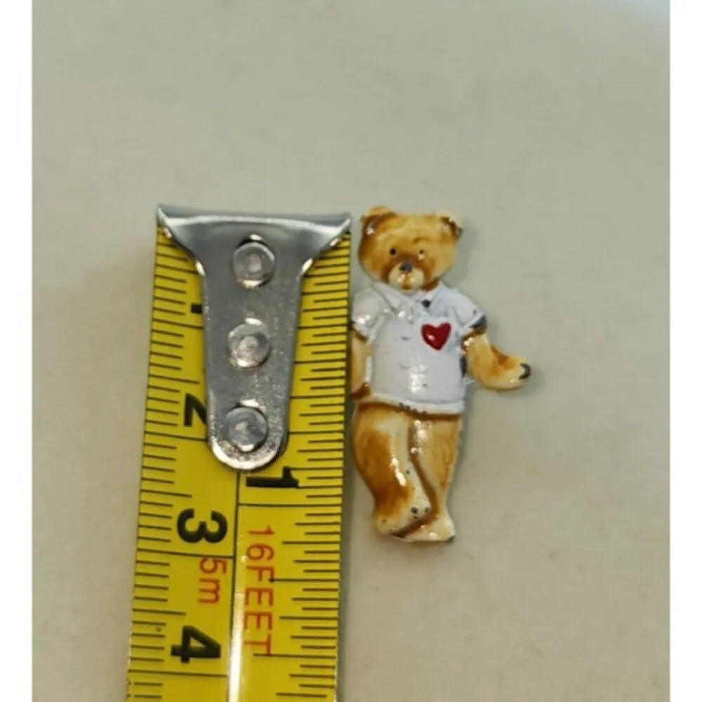Vintage Unbranded Enamel on Metal Nurse Bear Pinback Brooch‎ 1